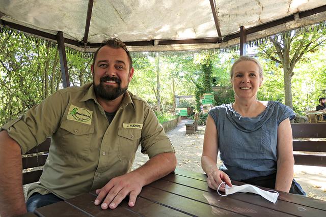 Zooleiter Uwe Wünstel mit  meiner Begleiterin Yvonne Klesius, Kollegen in Sachkundeschulungen und oft im Reptilium | Foto: Brigitte Melder