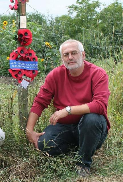 Vermisstenforscher Uwe Benkel an der Absturzstelle eines britischen Bombers bei Laumersheim | Foto: PS