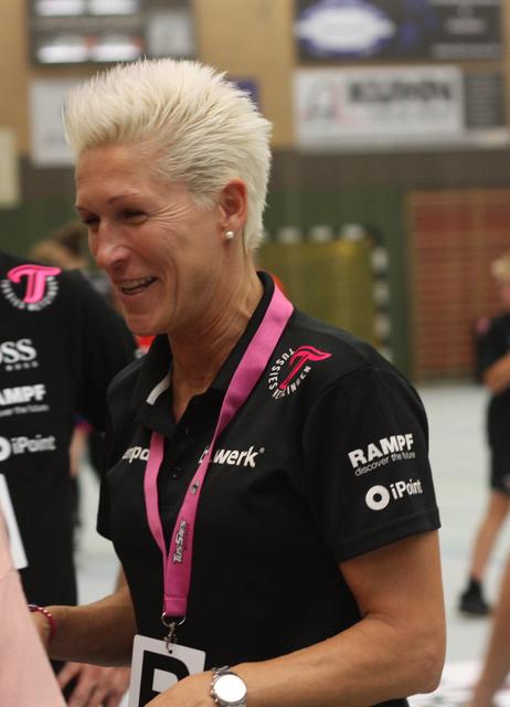 Edina Rott von den TusSies aus Metzingen, die arbeitslos war, weil das Spiel der Metzinger Pink Ladies gegen Bayer Leverkusen auf den 14. Oktober verlegt wurde. Am 19.9., also am Samstag geht es wieder in den hohen Norden, dieses Mal nach Buxtehude und da muss gepunktet werden nach der Niederlage in Oldenburg, sonst hängt der TuS Metzingen mit 0:4 Punkten hinten drin...Die ZTiele sind andere für den letztjährigen Dritten.
FotoArchiv Merkel+Merkel