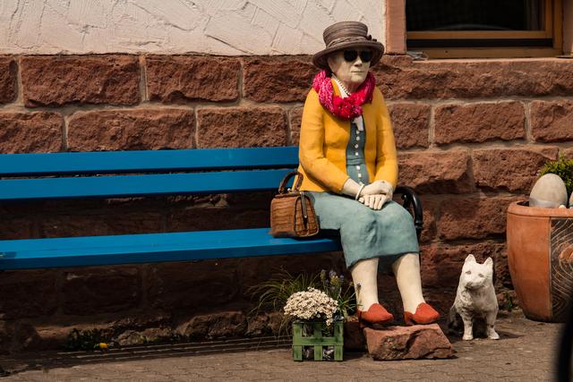 Pappmache Oma auf der Bank vor einem Haus in Hauenstein  Juni 2020