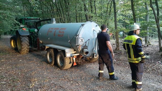 ...die mit Wasser aus dem Tank von Jens Brumm, dem stellvertretenden Wehrleiter von Waldgrehweiler, befüllt werden. | Foto: Tim Altschuck