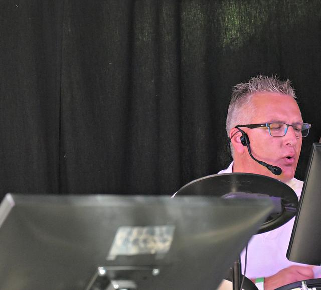 Kaum zu sehen hinter seinem Schlagzeug | Foto: Brigitte Melder