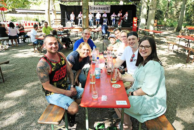 Fans und Verwandte der Musiker inklusive Ully Zahn im blauen Shirt | Foto: Brigitte Melder