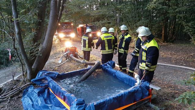 Mit einer Pumpe wird das Wasser dann herausgepumpt, sodass auch in dem oberen Abschnitt die "Löscharbeiten" beginnen können. | Foto: Tim Altschuck