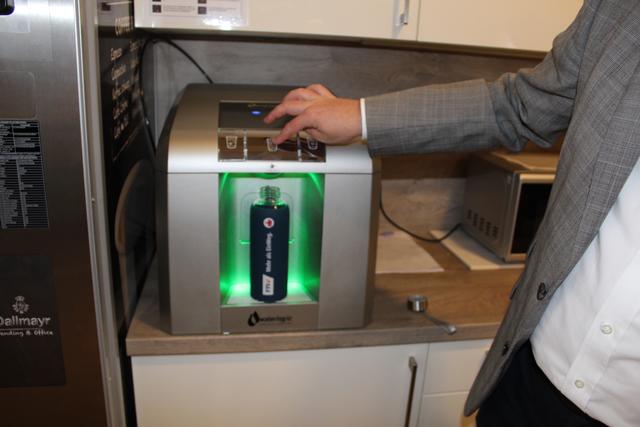 Jede/r Fahrer*in hat eine eigene Glasflasche erhalten, mit der er oder sie sich jederzeit Wasser zapfen kann. Praktisch und nachhaltig. | Foto: BAS