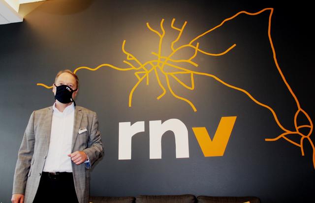 RNV-Personalchef Steffen Grimm im neuen Pausenraum - im Hintergrund das Streckennetz, künstlerisch umgesetzt. | Foto: BAS