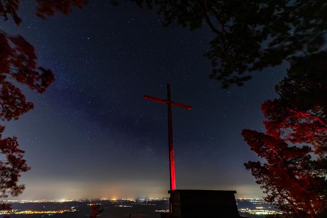 Sühnekreuz mit Milchstrasse - Hambach | Foto: privat/Georg Beck
