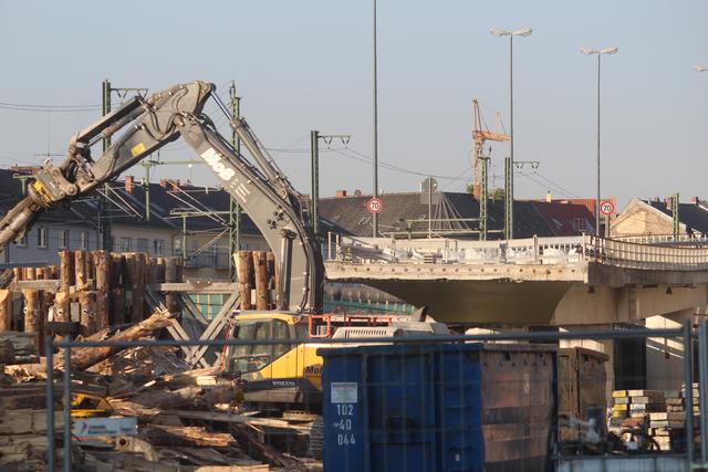 Der Abriss der Pizhochstraße geht weiter und soll Mitte Oktober abgeschlossen sein. | Foto: BAS