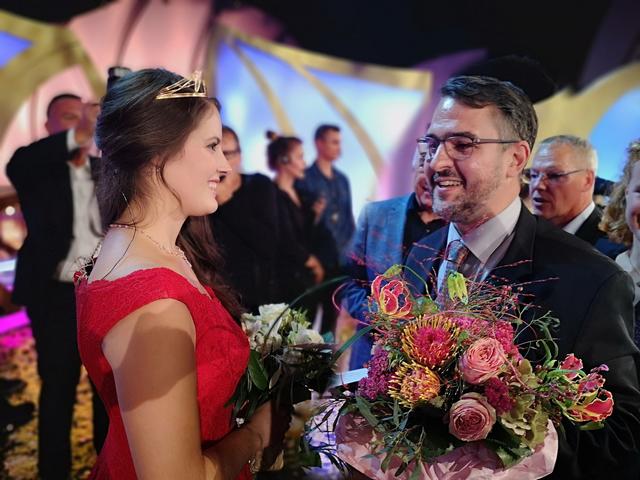 Der charmante Gastgeber und Juror OB Marc Weigel gratuliert am 27. September 2019 Angelina Vogt zur Wahl als 71. Deutsche Weinkönigin. Foto: Rolf Schädler