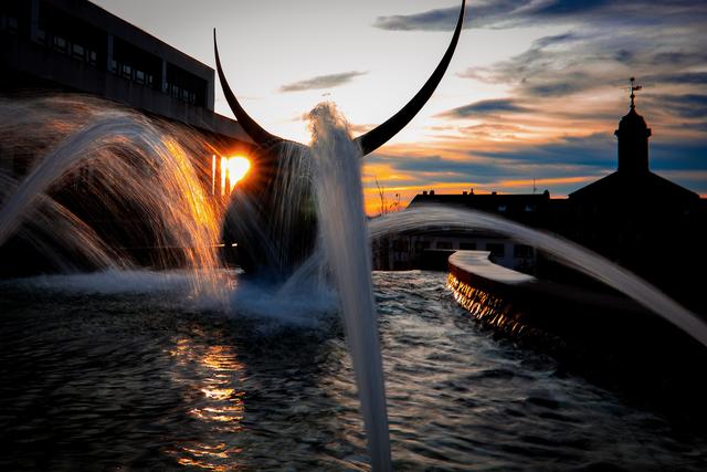 Juni 6: Sonnenuntergang am Stier-Brunnen Pirmasens | Foto: Claudia Partee