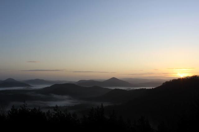 Dezember 3: Eybergblick in Dahn, im Winter frühmorgens beim Sonnenaufgang | Foto: Carmen Schwamm