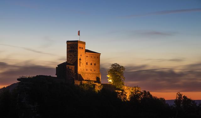 Burg Trifels zur blauen Stunde von der Anebos aus