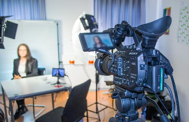 In kurzen Videos stellen sich die Bewerberinnen und Bewerber potenziellen Arbeitgebern in Kaiserslautern vor