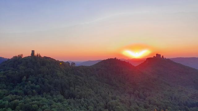 August 11: Blick vom Slevogtfelsen bei Annweiler am Trifels | Foto: Mario Schneider