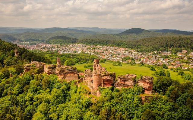 August 6: Burg Altdahn als Luftaufnahme | Foto: Emil Wadle