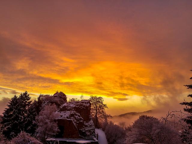 Januar 1: Sonnenuntergang in Falkenstein (mit Burgruine)  | Foto: Martin Unterluggauer
