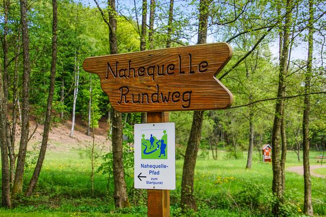 Der Wanderweg Nahequelle ist mit seinen rund 6 Kilometern für Familien mit Kindern geeignet. Der Rundweg ist ein Spiel- und Erlebnispfad, auf dem man klettern, schaukeln und balancieren kann.  | Foto: soonteam
