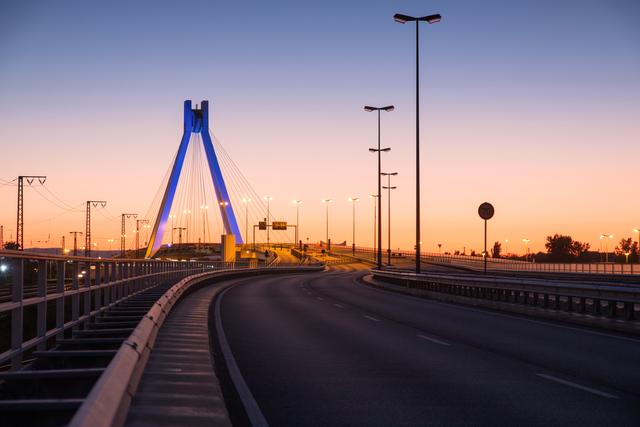 Februar 2: Hochstraße Süd mit blau illuminierter Pylonbrücke, Ludwigshafen | Foto: Erik Patzschewitz