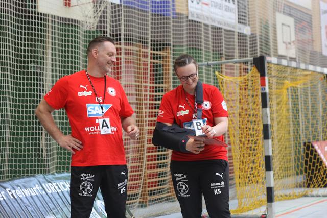 links Torhüterinnentrainer Dirk Schatek, rechts Ex-Trainerin Kate Schneider, die im März 2019 suspendiert wurde und von Adrian Fuladdjusch, dem Trainer des Juniorenteams, beerbt wurde.
FotoArchiv Merkel+Merkel