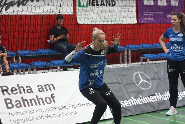 Sarah Wachter in der Vorbereitungsphase vor dem Match versus Ketsch/Kurpfal Bären...rechts im Background ihre TEAMpartnerin im Tor Isabel Gois
Text/Foto Wolfgang Merkel