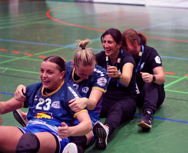 Der LOCOMOTIVE Siegesjubel nach dem Match versus die KurpfalzBärinnen
am Sonntag. Vorne Jill Kooij, 5 Treffer erste Halbzeit, dann Spielmacherin Lynn Knippenborg, Trainer Tanja Logvin, very relaxed ...4 Points !
Euphorie pur, alle sehr sehr relaxt...Bei 4:2-Points kein Wunder ....
IT MOVES ...
Rext/Foto/FotoArchiv Merkel+Merkel