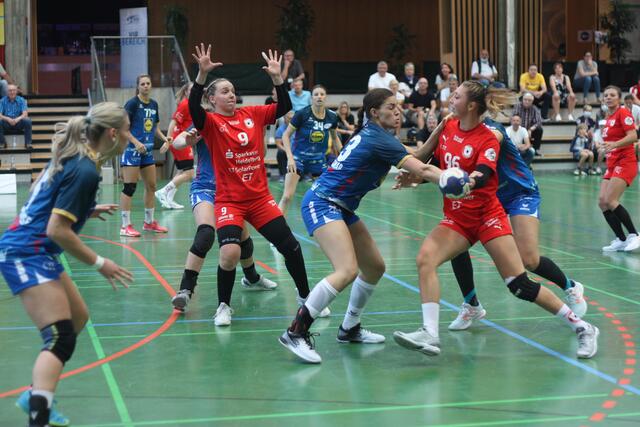 Lucie-Marie Kretzschmar macht Lara Eckhardt (96) von den Kurpfalz Bärinnen fest und verhindert das Abspiel an den Kreis zu Lena Feiniler (9). Spiel am 20.9.2020 in der Ballei vs. die Kurpfalz Bärinnen (34:24 für die NSU)

Text/Foto Merkel+Merkel