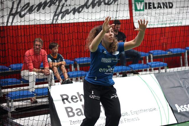 Isabel Gois vor dem Spiel vs. die Ketscher Kurpfalz Bärinnen, kam diesen Sommer aus Halle.Tanja Logvin hat sie quasi mitgebracht. Gestern, versus Bietigheim (23.9.2020) hat man in der zweiten Halbzeit gesehen warum.

FotoArchiv Merkel+Merkel