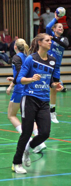 Carmen Moser (RL) vor dem Match versus die SG BBM Bietigheim, bereits nach wenigen Tagen bestens ins Team integriert, und zwar so als ob sie schon ewig für die Neckarsulmer Sport Union spielen würde. Zusammen mit Irene Espinola Perez (RR) verfügt die NSU so über zwei sehr starke Shooterinnen aus dem Rückraum...
Foto. Wolfgang Merkel