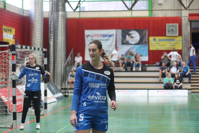 Neuzugang Sara Svenvald, von Lokomotive Zagreb im Sommer des Corona-Alarmismus zur Neckarsulmer Sport Union gekommen, kü+mmert sich mit Jill Kooij um die Kreis-Mitte...
FotoArchiv Merkel+Merkel