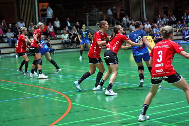 Stine Jörgensen, Luisa Schulze, Xenia Smits, Julia Maidhof und Amelie Berger (von links nach rechts) halten Sara Senvald, Irene Espinola Perez und die umtriebige Jill Kooij in Schach.
Text/Foto Wolfgang Merkel