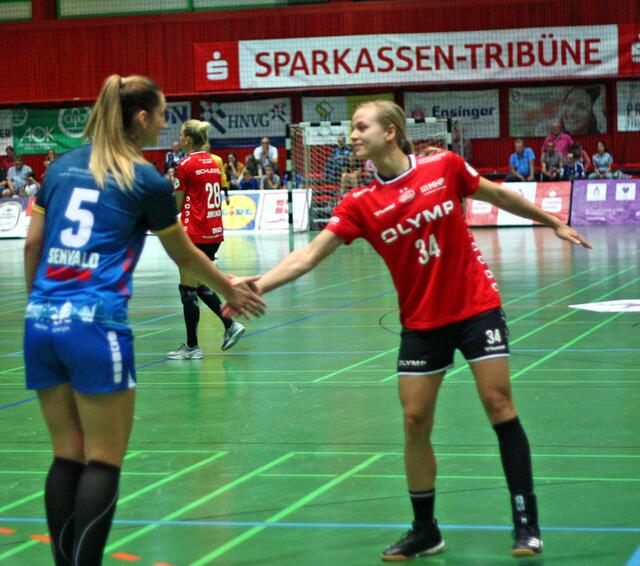 Sara Senvald(5) und Kim Braun (LA/34) begrüßen sich, als Kim Braun in der zweiten Halbzeit wieder eingewechselt wird...
Text/Foto Wolfgang Merkel