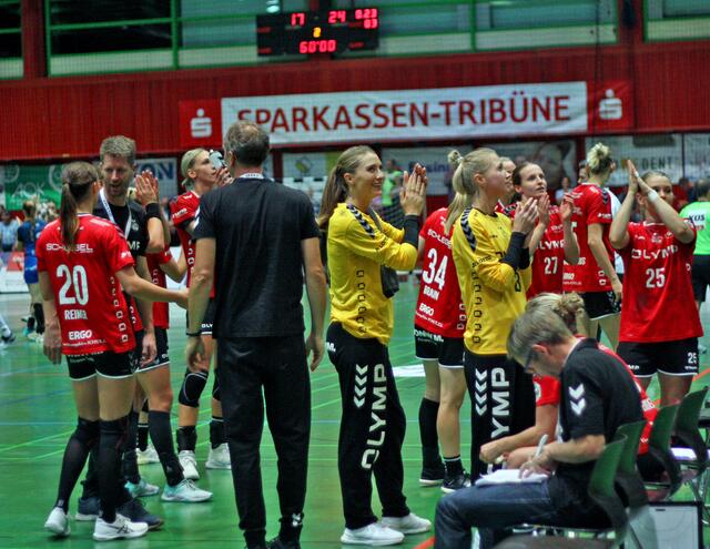Markus Gaugisch erleichtert im Talk mit Nele Reimer (20), im Hintergrund Luisa Schulze, im Vordergund die Torfrauen Emily Sando und Valentyna Salamakha. die sich bei den mitgereisten Fans bedanken. Dito Julia Maidhof (27) und Flügelflitzerin Kim Braun (25)...
Text/Foto Merkel+Merkel