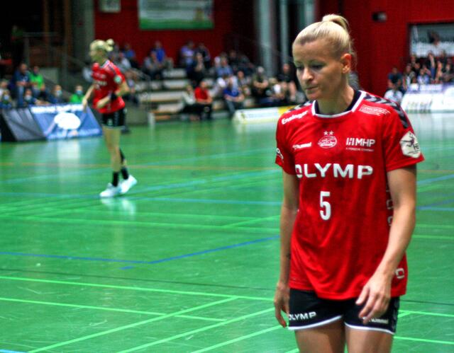 Anja Lauenroth. Bei Bietigheim Konterspezialistin, dann oft zentral. Aber auch wie in Groeners Team Linksaußen, wo sie sich mit Kim Braun, ihrer Vereinskollegin abwechselt.
Text/Foto Wolfgang Merkel