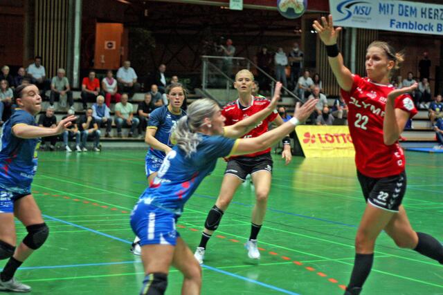 Xenia Smits gegen die NSU, in Metz 2fache Torschützin, im Background Kim Naidzinavicius, die in Metz 5 mal traf, 4 mal per Siebenmeter.
In Metz, ihrem alten Verein, war Luft nach oben...
Text/Foto Wolfgang Merkel