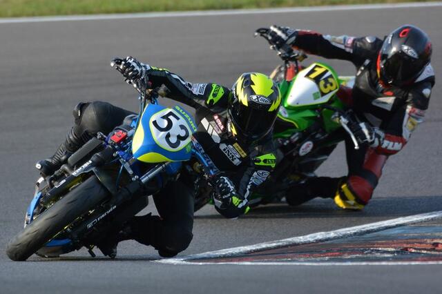 Lokalmatador Nicolai Kraft (Nummer 53) aus Hockenheim ist Spitzenreiter beim Twin Cup (Foto Hermann Rüger)