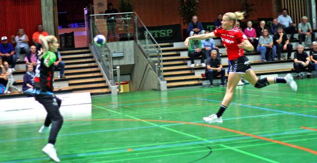 Anja Lauenroth in Typischer Manier und Rolle. Goal nach einem Konter aus der eigenene Hälfte. Ihre Spezialität. 
Text/Foto Wolfgang Merkel
FotoArchiv Merkel+Merkel