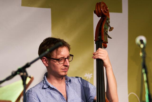 Beim Konzert an der CityKirche Konkordien: Bassist Simon Schallwig. | Foto: Gaier