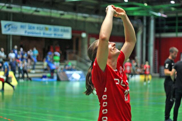Julia Maidhof happy nach dem Sieg in der Ballei...Wollen wir auch nach dem Spiel zu Hause versus Kristiansand in der Champions League sehen...
Text/Foto/Fotoarchiv Merkel+Merkel