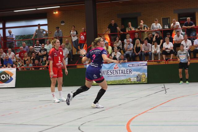 Marlene Zapf beim Siebenmeter, erfolgreich. Sina Michels mit der 3 auf dem roten Trikot hat das Spiel schon abgehakt...
Text/Foto Wolfgang Merkel