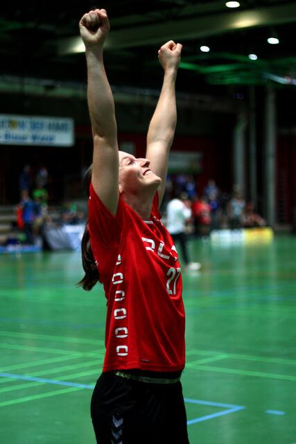 YEAHHHHHHHH...Julia Maidhof bedankt sich enthusiastisch und erleichtert bei den Fans, die eins von den 320 Tickets errungen hatten und in die Ballei zum Lokalderby angereist waren...
Text/Foto Wolfgang Merkel