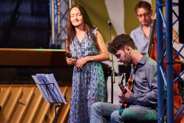 Beim Konzert an der CityKirche Konkordien: Valeria Maurer, Gitarrist Moritz Keller und Simon Schallwig.  | Foto: Gaier