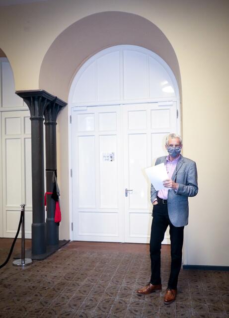 Rolf Schüler-Brandenburger führt die erste Gruppe durch den frisch renovierten alten Stadtsaal. | Foto: Bauer