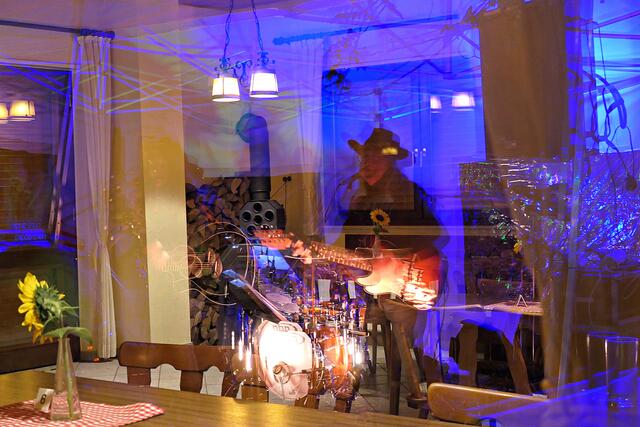 Spiegelung im Gaststättenfenster | Foto: Brigitte Melder