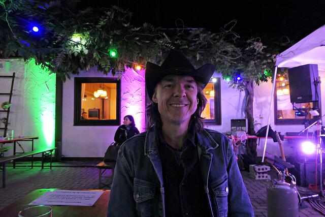 Mit Sänger Roland Moschel ein Schwätzchen gehalten | Foto: Brigitte Melder