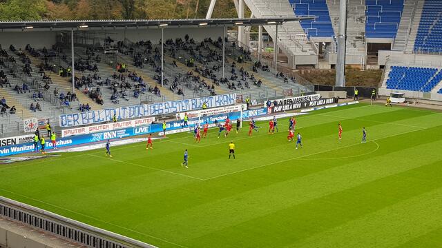"Der Ball rollt, doch das System bleibt krank": Eine deutliche Ansage der Fans im Wildpark.  | Foto: wobla.pics.ka