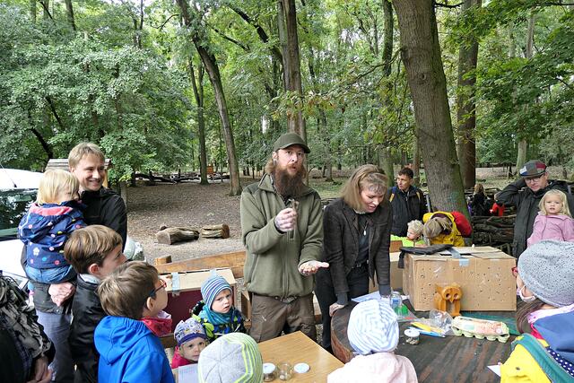 Umringt von wissbegierigen Kindern | Foto: Brigitte Melder