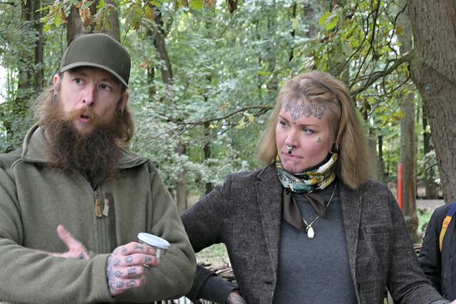 Maik Heublein und Vivien Traxel zeigen allerhand zum Thema Greifvögel | Foto: Brigitte Melder