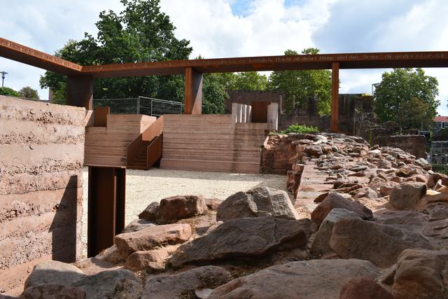 Zwar immer noch mit Bauzaun, aber immerhin frisch gesäubert präsentiert sich seit dem vergangenen Wochenende die Kaiserpfalz am Fuße des Rathauses. Zwei Tage lang wurde das historische Gemäuer vom Förderverein Kaiserpfalz, von der Stadtbildpflege und von vielen freiwilligen Helfern von Müll und Unkraut befreit. Vielen Dank an alle Helferinnen und Helfer!  | Foto: Stadt Kaiserslautern