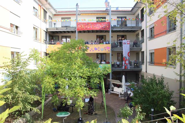 Musik klingt aus dem Garten des Caritas-Altenzentrums St. Elisabeth in Germersheim, Passanten die zufällig vorbeikommen, bleiben stehen und wundern sich über den schön geschmückten Hof, über die beiden Musiker im Schatten eines Baumes  und die vielen Senioren auf den Balkonen. 
Am vergangenen Freitag war ein Team des SWR 4, das zurzeit unter dem Motto „#Zusammenhalten für die Kultur“ Live-Musik vor Seniorenheimen macht, auch in St. Elisabeth zu Besuch. Die beiden Mainzer Musiker hatten für die Bewohner einen bunten Strauß an Schlagern, Filmmusik, Jazz und Swing zusammengestellt. Lieder, die Erinnerungen an früher weckten. Lieder, die zum Mitsummen und Mitsingen einluden.
 | Foto: Christine Kraus