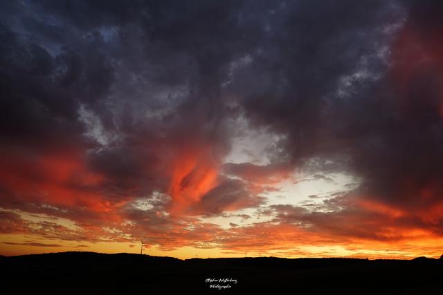 Sonnenuntergang bei Imsweiler mit magischer Beleuchtung der Wolken | Foto: Stephen Wüstenberg Photographie - Wartenberg-Rohrbach